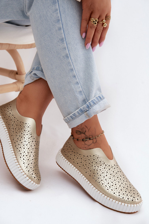 com elementos abertos Um modelo atraente sapato com uma plataforma cor dourada Glamma