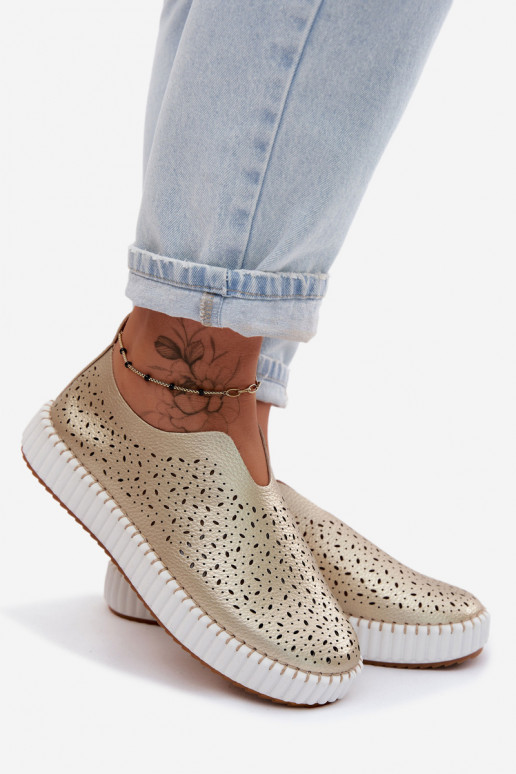 com elementos abertos Um modelo atraente sapato com uma plataforma cor dourada Glamma