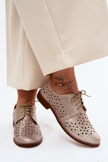 Sapatos de couro com elementos de renda e saltos largos em dourado