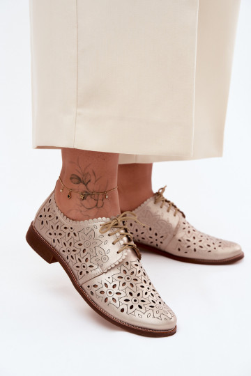 Sapatos de couro com elementos de renda e saltos largos em dourado 2