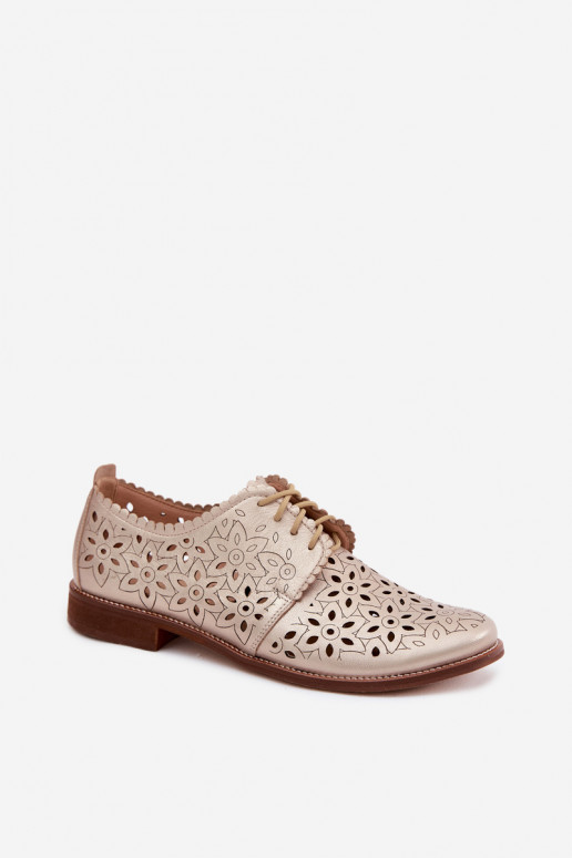 Sapatos de couro com elementos de renda e saltos largos em dourado