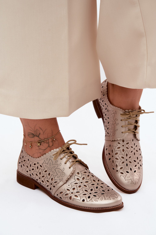 Sapatos de couro com elementos de renda e saltos largos em dourado