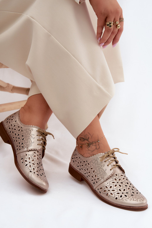 Sapatos de couro com elementos de renda e saltos largos em dourado