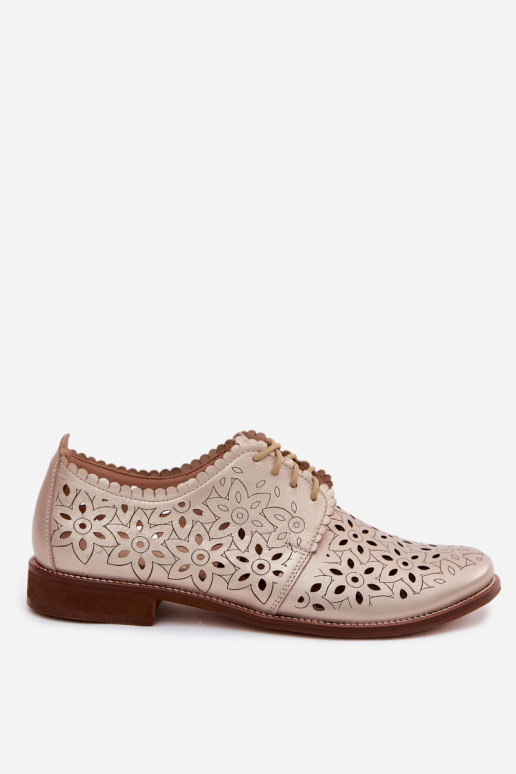 Sapatos de couro com elementos de renda e saltos largos em dourado