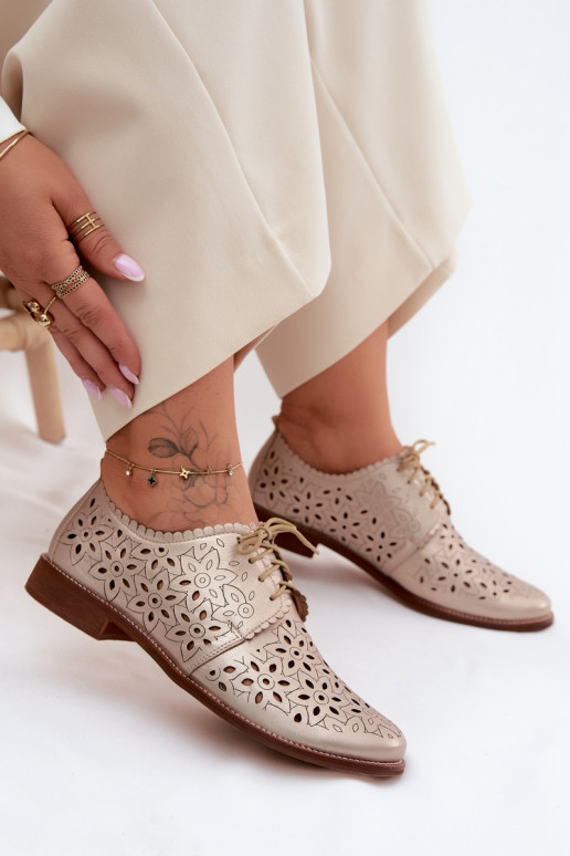 Sapatos de couro com elementos de renda e saltos largos em dourado