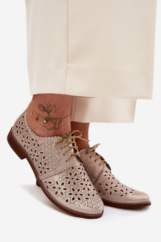 Sapatos de couro com elementos de renda e saltos largos em dourado