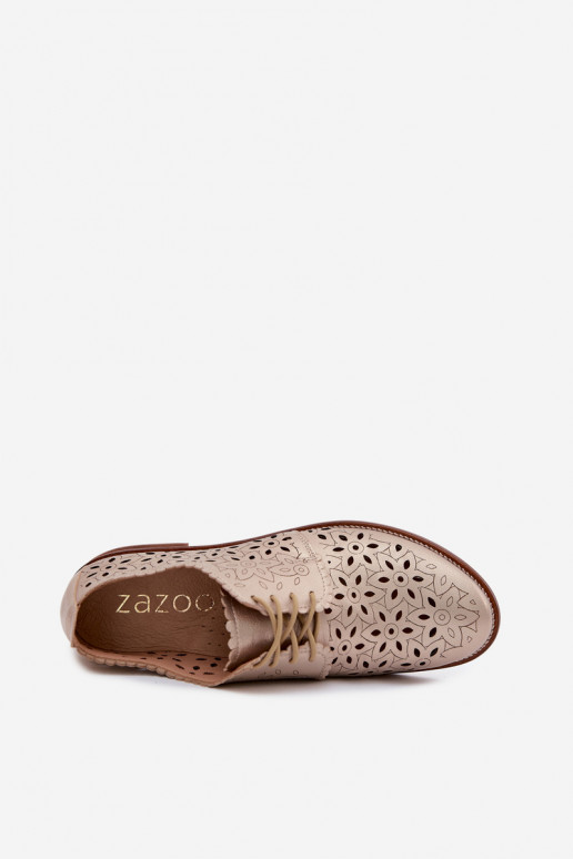 Sapatos de couro com elementos de renda e saltos largos em dourado