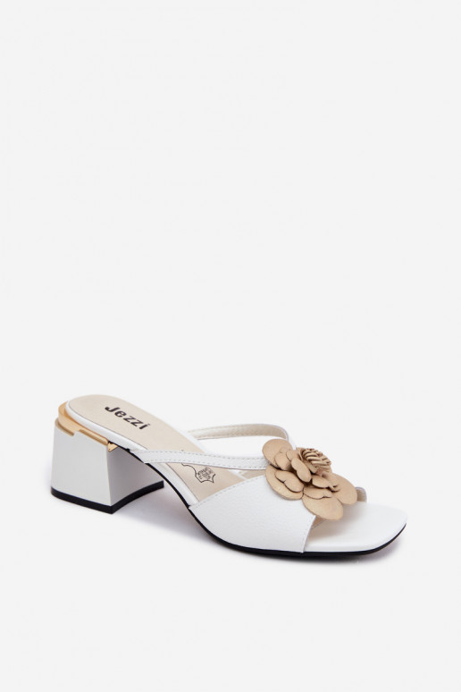 Chinelos de couro com flor e salto em branco Catva