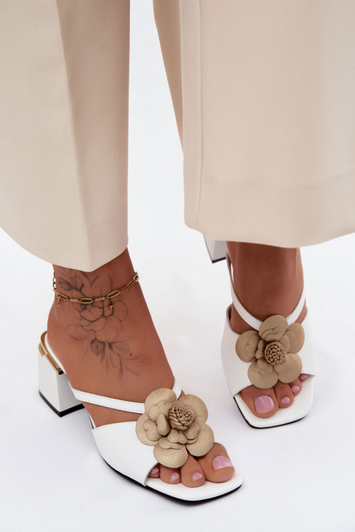 Chinelos de couro com flor e salto em branco Catva