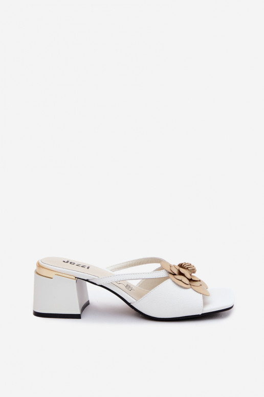 Chinelos de couro com flor e salto em branco Catva