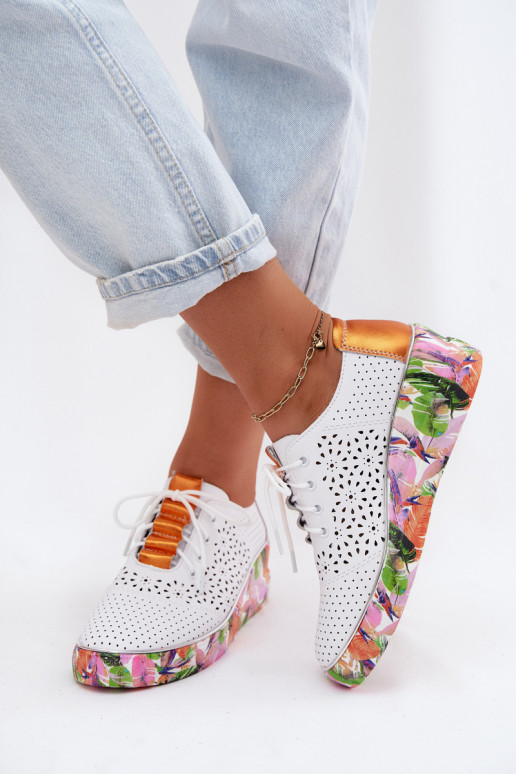 Sapatos femininos brancos e laranja com elementos vazados e plataforma Artiker 56C1802
