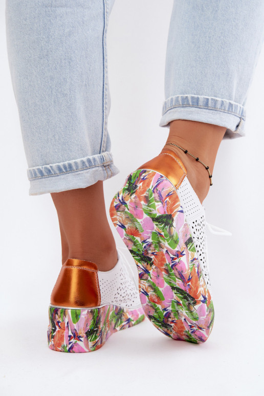 Sapatos femininos brancos e laranja com elementos vazados e plataforma Artiker 56C1802