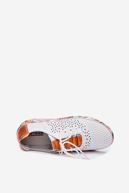 Sapatos femininos brancos e laranja com elementos vazados e plataforma Artiker 56C1802