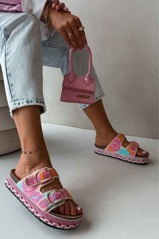 Chinelos de crochê Glimma com plataforma e fivelas na cor rosa
