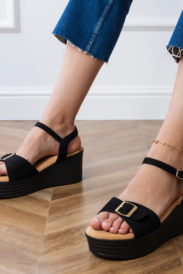 Sandálias femininas pretas com fivela decorativa Sarni