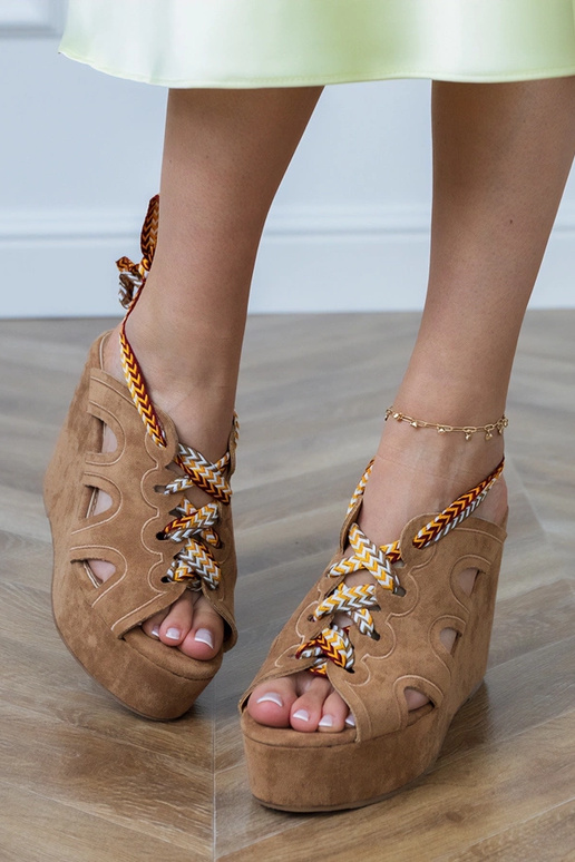 Sandálias marrons em plataforma com um cordão decorativo Lakota