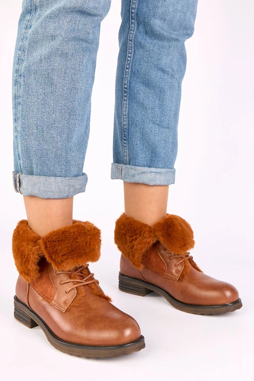 Botins marrons com atacadores e pelo Joyca