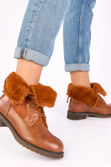Botins marrons com atacadores e pelo Joyca 2