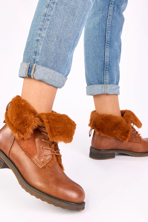 Botins marrons com atacadores e pelo Joyca