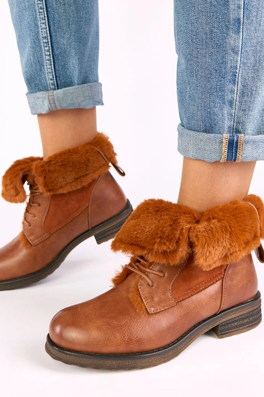 Botins marrons com atacadores e pelo Joyca