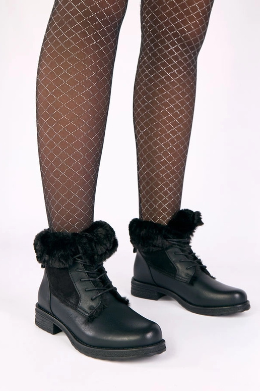 Botins pretos com atacadores e pelo Joyca