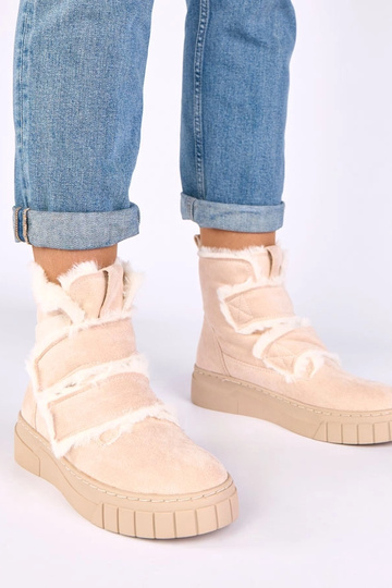 Botins de cor areia com fecho de velcro, decorados com pelo Grace