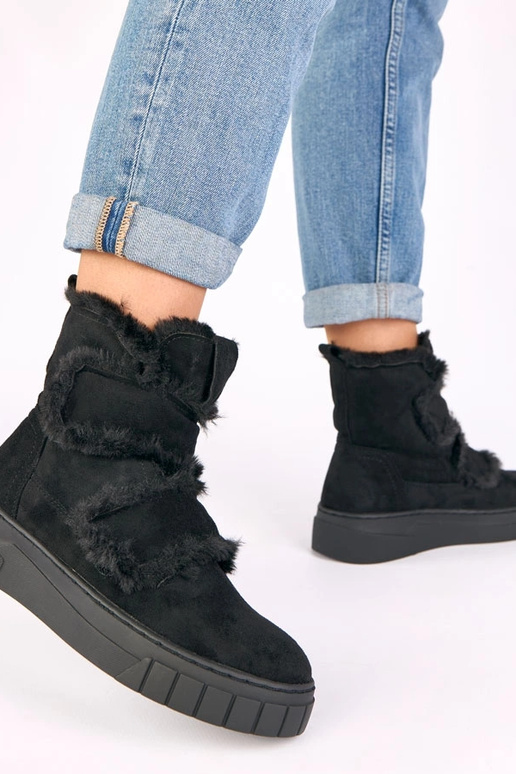 Botins pretos com fecho de velcro, decorados com pelo Grace