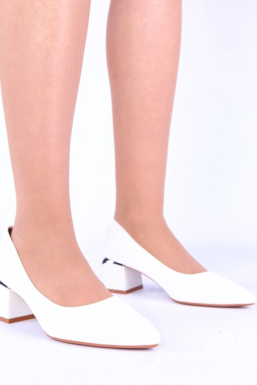 Sapatos de salto baixo brancos com detalhes prateados Vallisa