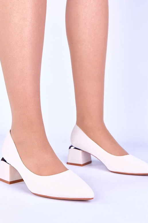 Sapatos de salto baixo de cor areia com detalhes prateados Vallisa