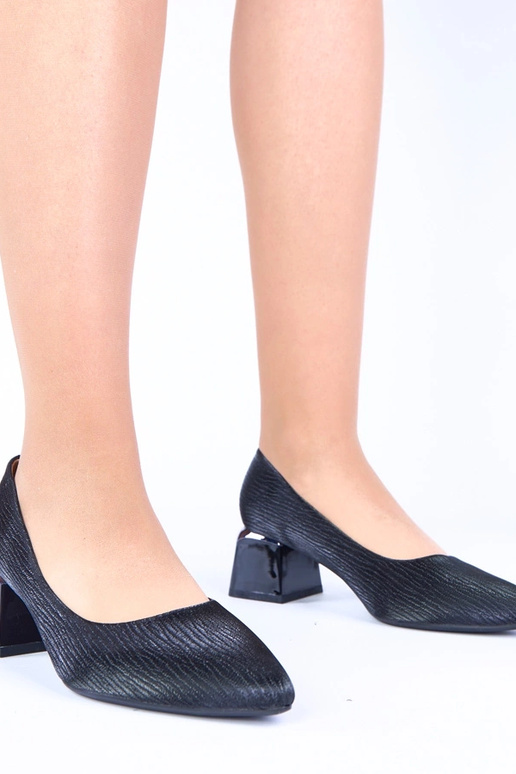 Sapatos de salto baixo pretos com detalhes prateados Vallisa