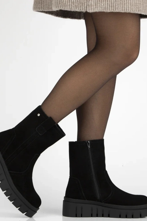 Botins pretos de camurça natural em um salto leve Richa