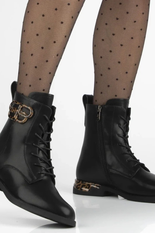 Botins pretos de couro natural, decorados com estampa de pantera Ricka