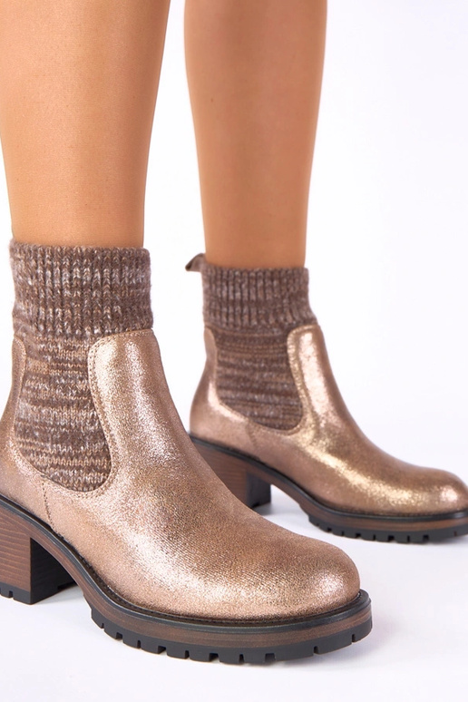 Botins dourados com salto e cano tipo meia Lisa