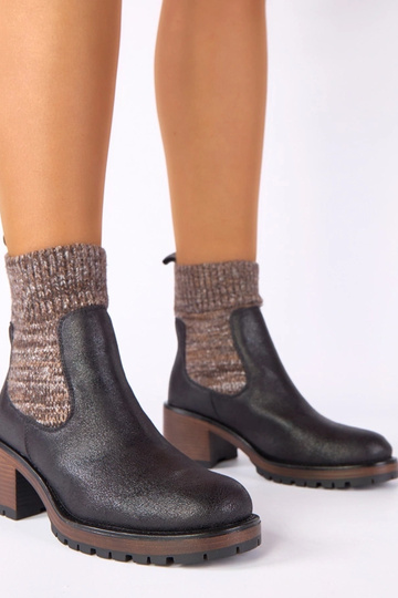 Botins pretos com salto bloco e cano tipo meia Lisa