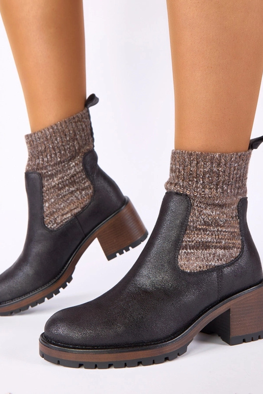Botins pretos com salto bloco e cano tipo meia Lisa