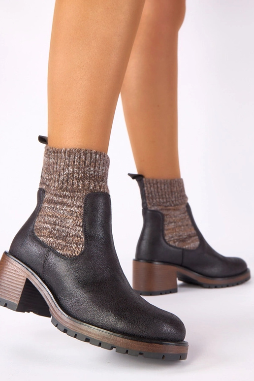 Botins pretos com salto bloco e cano tipo meia Lisa