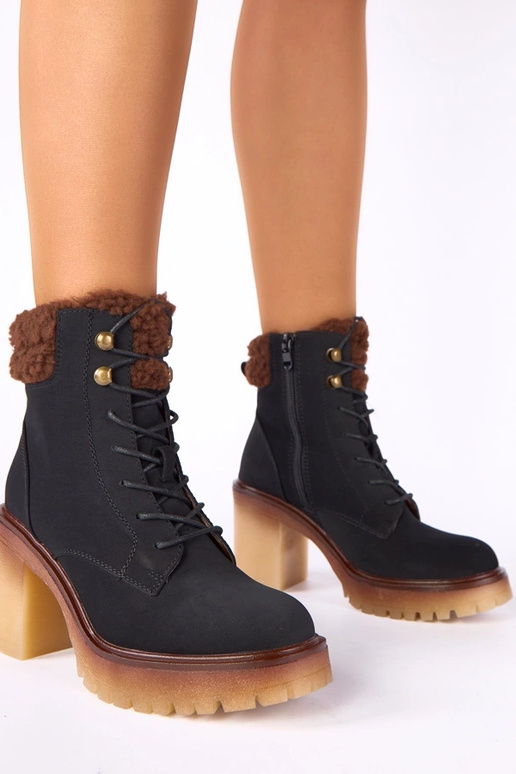 Botins pretos com salto bloco e pelo no cano Alona