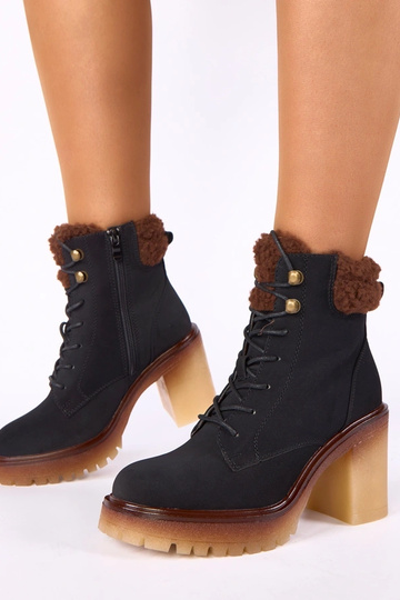 Botins pretos com salto bloco e pelo no cano Alona 2
