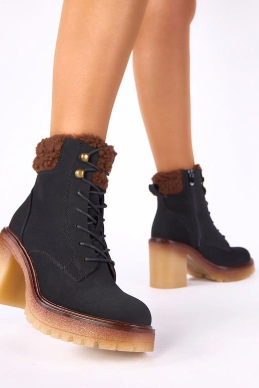 Botins pretos com salto bloco e pelo no cano Alona