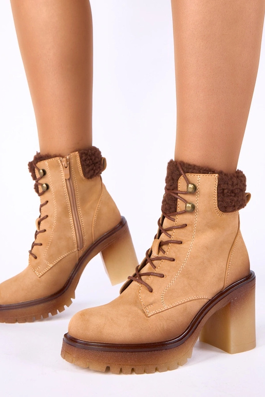 Botins de cor areia com salto bloco e pelo no cano Alona