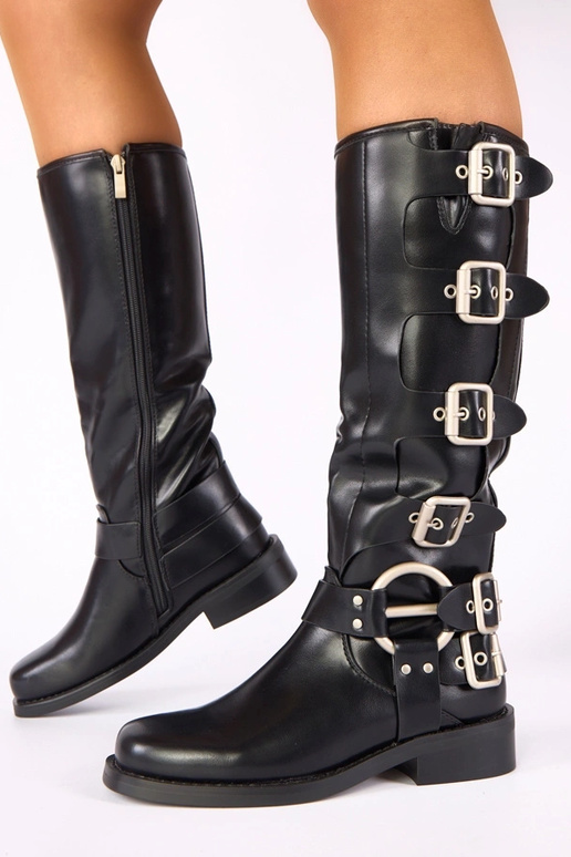 Botas altas pretas com salto plano decoradas com fivelas Taliba