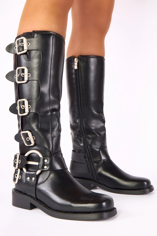 Botas altas pretas com salto plano decoradas com fivelas Taliba