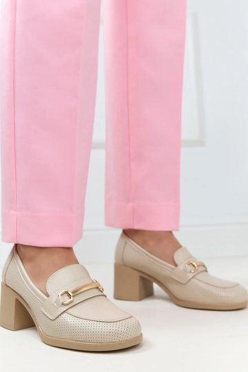 Sapatos perfurados na cor areia em um salto quadrado Potocki