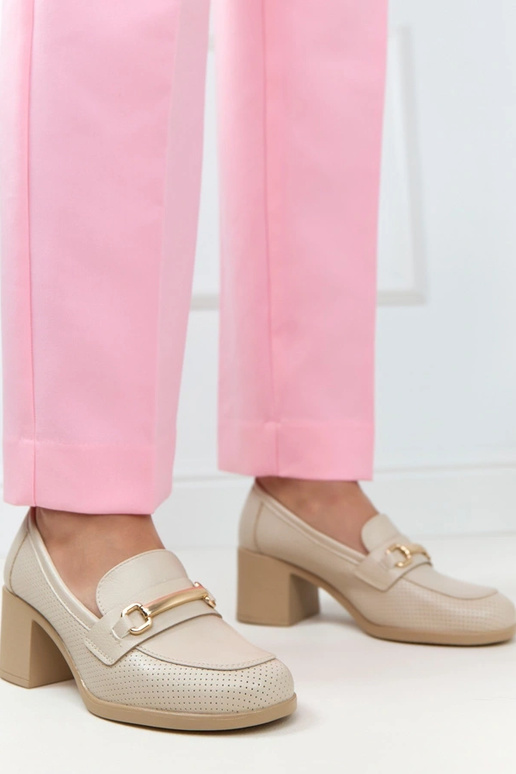 Sapatos perfurados na cor areia em um salto quadrado Potocki