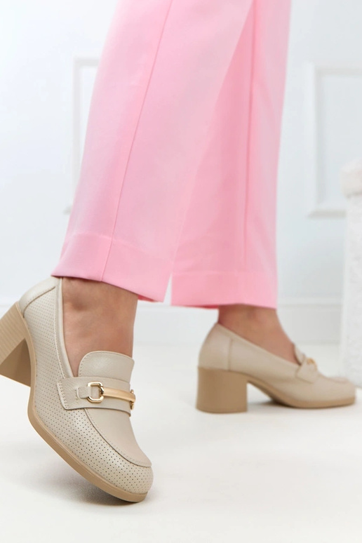 Sapatos perfurados na cor areia em um salto quadrado Potocki