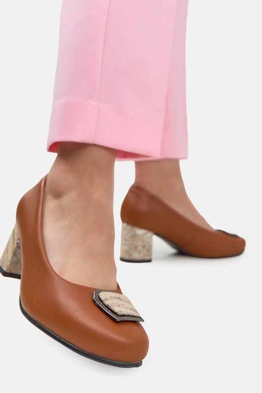 Sapatos de couro castanhos em uma coluna decorativa Potocki
