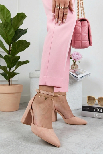 Pirulitos cor de rosa em um pedestal Ava