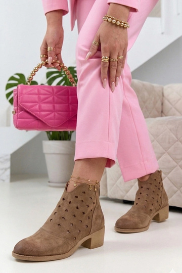 Botins bege com cadarços em um pedestal Potocki