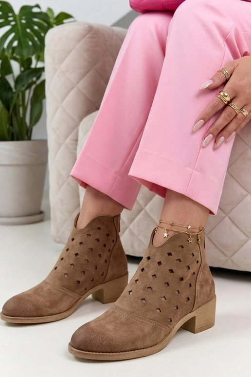 Botins bege com cadarços em um pedestal Potocki