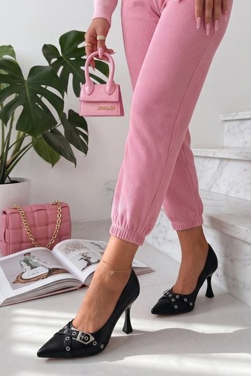 Stilettos pretos com fivela decorativa Aeliana 2